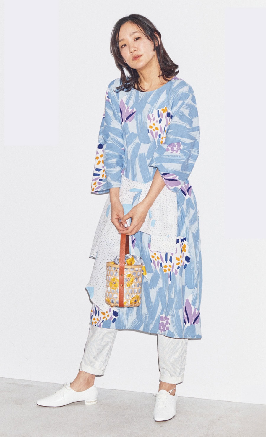 高島縮20/20 薙刀長方形衣 水中花（ワンピース） ¥11,900、高密度チノクロスイージーテーパードパンツ ぎざぎざ つくも ¥10,800、高島縮20/20スタンドカラーシャツ 冬の朝 ¥12,900、竹籠 むつめ白竹小 ¥25,080、カゴの中の袋 大津袋小 優¥3,190、シューズAmulet つくも ¥18,800