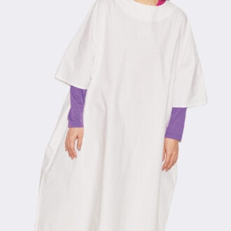 ドルマンスリーブラルゴワンピース つくも ¥12,400、抜衿ジバン違い袖三◯単 牡丹色×葵色¥5,610、高島縮20/10 ピケエンボスイージーテーパードパンツ 深蘇枋 ¥9,680、シューズAmulet つくも ¥18,800、ラフィア網代編みカンカン帽/ 素色 ¥8,690