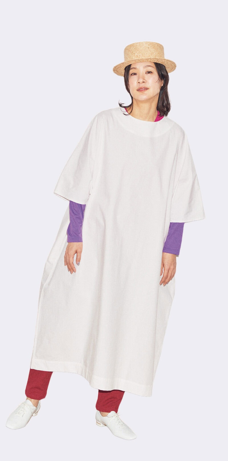 ドルマンスリーブラルゴワンピース つくも ¥12,400、抜衿ジバン違い袖三◯単 牡丹色×葵色¥5,610、高島縮20/10 ピケエンボスイージーテーパードパンツ 深蘇枋 ¥9,680、シューズAmulet つくも ¥18,800、ラフィア網代編みカンカン帽/ 素色 ¥8,690