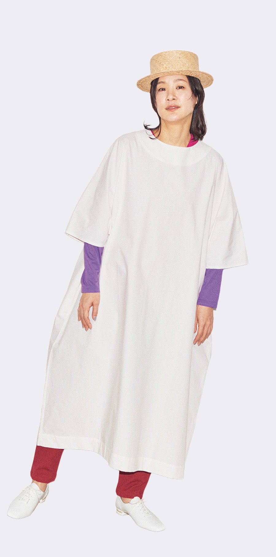 ドルマンスリーブラルゴワンピース つくも ¥12,400、抜衿ジバン違い袖三◯単 牡丹色×葵色¥5,610、高島縮20/10 ピケエンボスイージーテーパードパンツ 深蘇枋 ¥9,680、シューズAmulet つくも ¥18,800、ラフィア網代編みカンカン帽/ 素色 ¥8,690