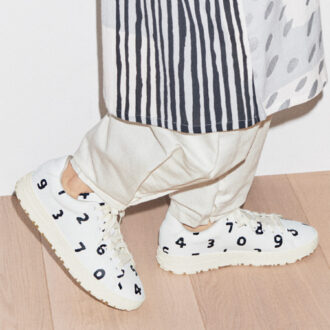 高島縮20/20グランシャツワンピース/路地 ¥18,400、綿麻綾織ニノ襞もんぺつぼみ/つくも ¥10,800、Y. スニーカー SO-SU-U つくも ¥22,900