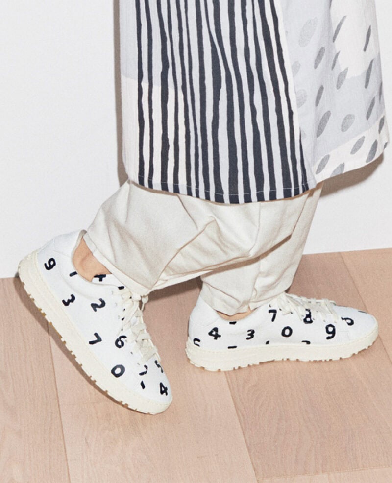 高島縮20/20グランシャツワンピース/路地 ¥18,400、綿麻綾織ニノ襞もんぺつぼみ/つくも ¥10,800、Y. スニーカー SO-SU-U つくも ¥22,900