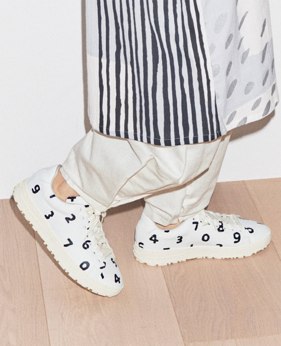 高島縮20/20グランシャツワンピース/路地 ¥18,400、綿麻綾織ニノ襞もんぺつぼみ/つくも ¥10,800、Y. スニーカー SO-SU-U つくも ¥22,900