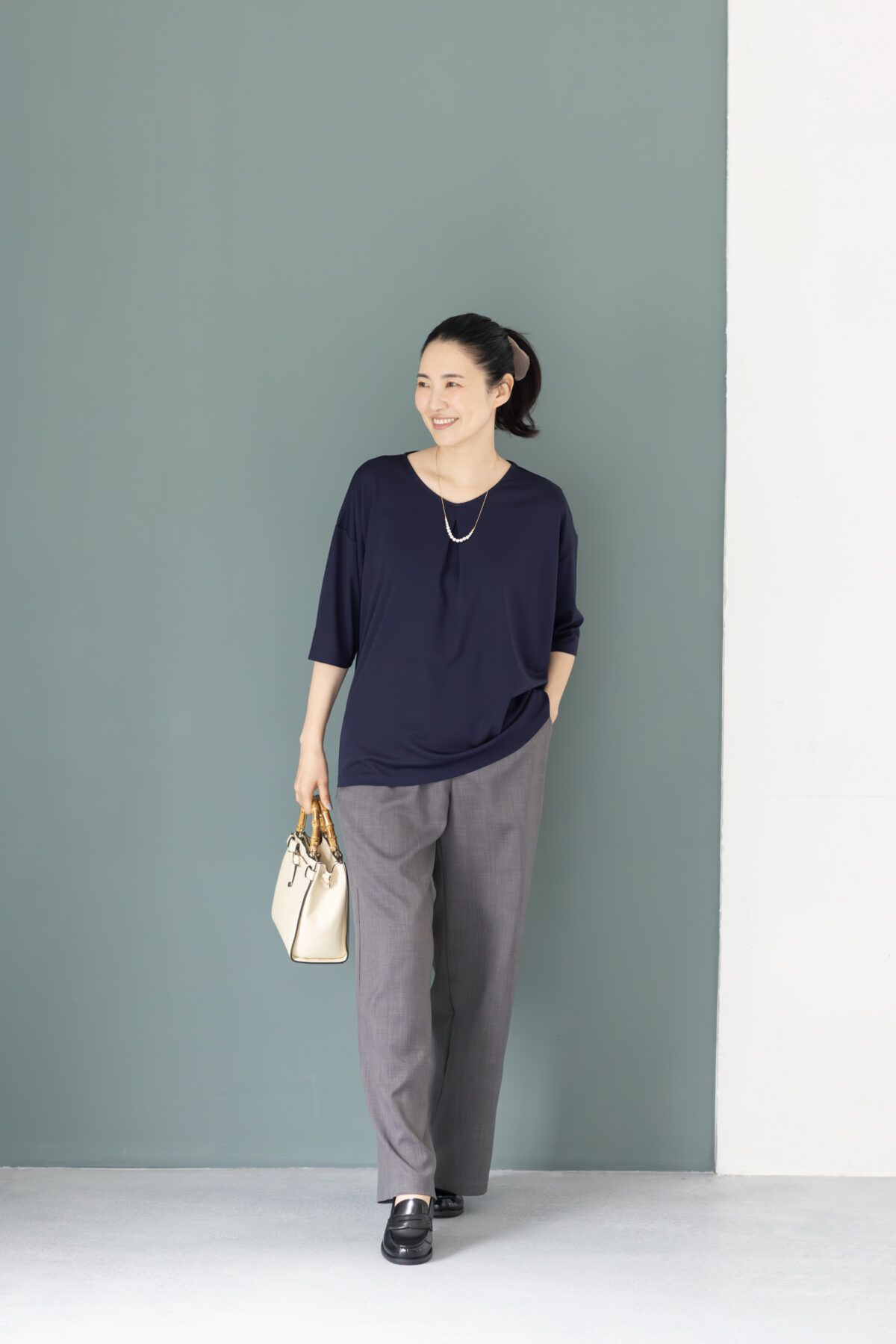 プルオーバー(ネックレス付き)¥1,089、パンツ¥2,189/ともにハレイロ(しまむら)