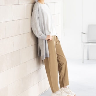 カーディガン￥2,189、プルオーバー￥1,089、パンツ￥2,189／すべてハレイロ