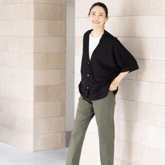 カーディガン￥1,490、プルオーバー￥1,089、パンツ￥2,189／すべてハレイロ（しまむら）