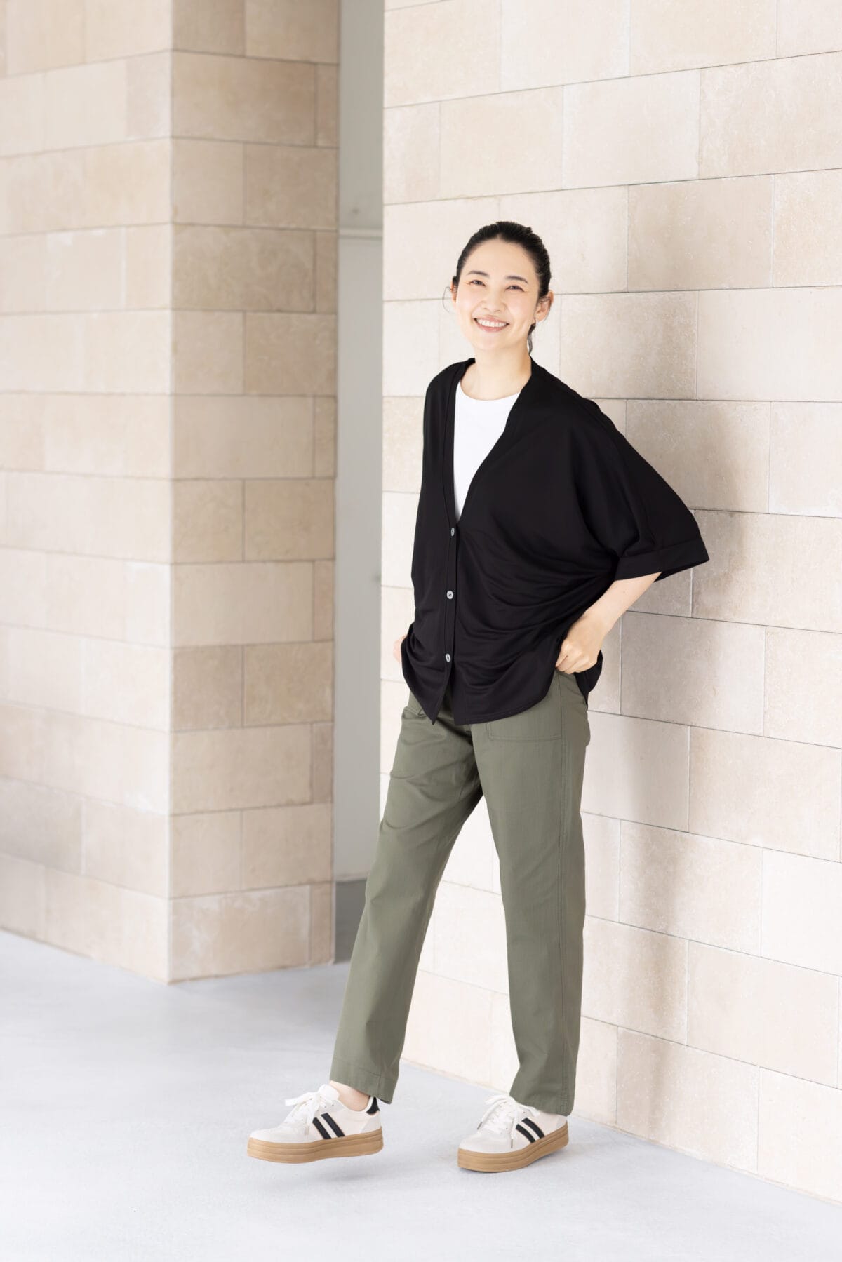 カーディガン¥1,490、プルオーバー¥1,089、パンツ¥2,189/すべてハレイロ(しまむら)