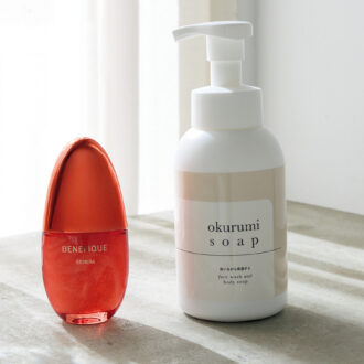 (右)羽田甚商店 okurumi soap 320mL ¥4,200/羽田甚商店 (左)ベネフィーク ベネフィーク セラム 50mL ¥11,000(編集部調べ)/資生堂お客様窓口
