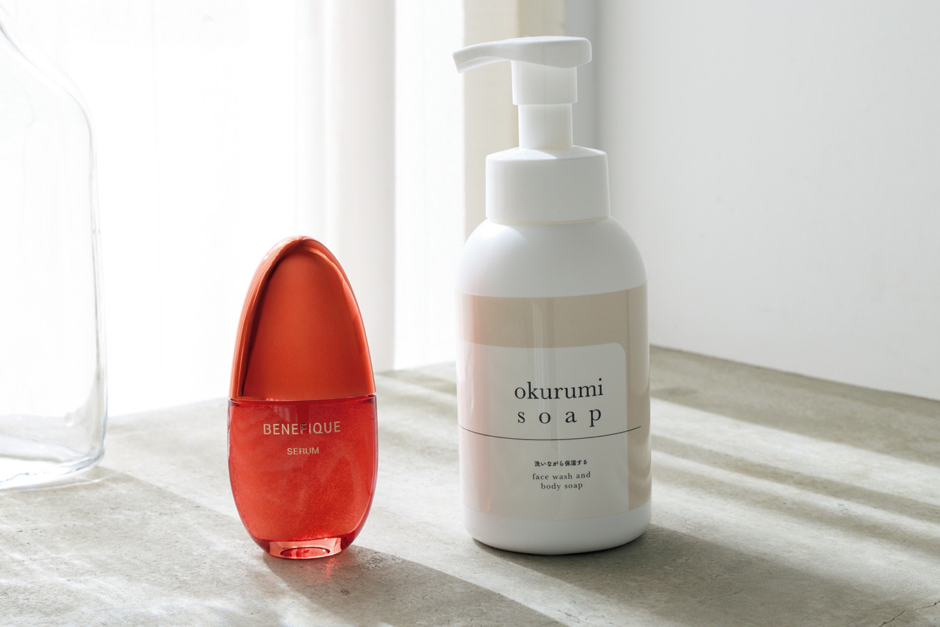 （右）羽田甚商店 okurumi soap 320mL ￥4,200／羽田甚商店 （左）ベネフィーク ベネフィーク セラム 50mL ￥11,000（編集部調べ）／資生堂お客様窓口