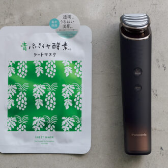 (右)パナソニック バイタリフト RF EX EH-SR86 ¥79,200(編集部調べ)/パナソニック理美容・健康商品ご相談窓口 (左)羽田甚商店 青パパイヤ酵素 シートマスク ¥495/羽田甚商店