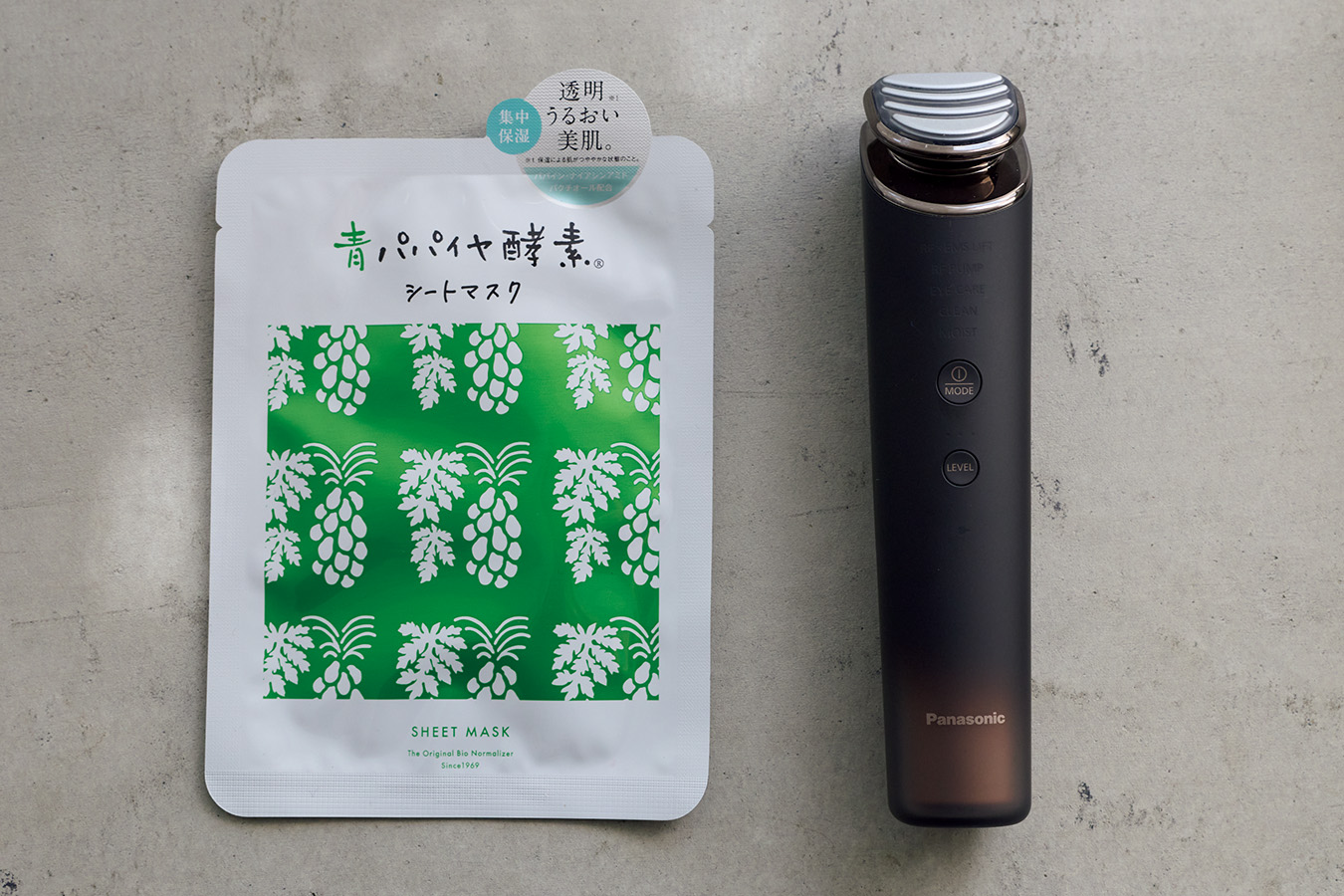 （右）パナソニック バイタリフト RF EX　EH-SR86 ￥79,200（編集部調べ）／パナソニック理美容･健康商品ご相談窓口 （左）羽田甚商店 青パパイヤ酵素 シートマスク ￥495／羽田甚商店