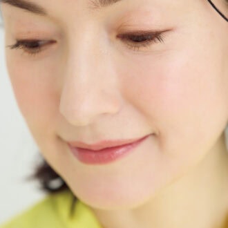 唇が薄く小さくなった!?  
50代のリップメイクは「輪郭補正」がマスト！ 顔の印象が劇的変化