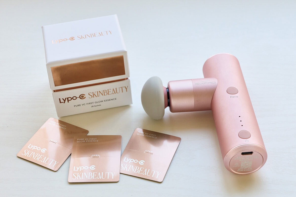 （右）約195gと軽量。シックスパッド パワーガンポケット ¥13,750／MTG （左）ビタミンCの力を最大限に。Lypo-C SKINBEAUTY ピュアVC ファースト グロウエッセンス 28 包入 ¥12 ,320 ／スピック