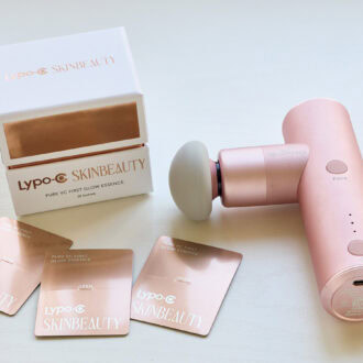 （右）約195gと軽量。シックスパッド パワーガンポケット ¥13,750／MTG （左）ビタミンCの力を最大限に。Lypo-C SKINBEAUTY ピュアVC ファースト グロウエッセンス 28 包入 ¥12 ,320 ／スピック