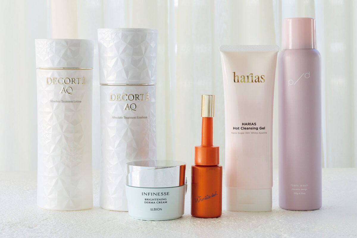 （右から） A. p/d　泡洗顔 120g ¥3,960／PDS Life B. HARIAS ホットクレンジングジェル 120g ¥3,800／ハリアス C. ポーラ リンクルショット メディカル セラム デュオ ［医薬部外品］2本入 ¥19,800／ポーラお客さま相談室 D. アルビオン アンフィネス ブライトニング ダーマ クリーム ［医薬部外品］30g ¥13,200／アルビオン E. コスメデコルテ AQ アブソリュート エマルジョン マイクロラディアンスⅡ 200mL ¥11,550／コスメデコルテ F. コスメデコルテ AQ アブソリュート ローション ハイドロインフューズⅡ 200mL ¥11,550／コスメデコルテ