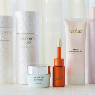 （右から） A. p/d　泡洗顔 120g ¥3,960／PDS Life B. HARIAS ホットクレンジングジェル 120g ¥3,800／ハリアス C. ポーラ リンクルショット メディカル セラム デュオ ［医薬部外品］2本入 ¥19,800／ポーラお客さま相談室 D. アルビオン アンフィネス ブライトニング ダーマ クリーム ［医薬部外品］30g ¥13,200／アルビオン E. コスメデコルテ AQ アブソリュート エマルジョン マイクロラディアンスⅡ 200mL ¥11,550／コスメデコルテ F. コスメデコルテ AQ アブソリュート ローション ハイドロインフューズⅡ 200mL ¥11,550／コスメデコルテ