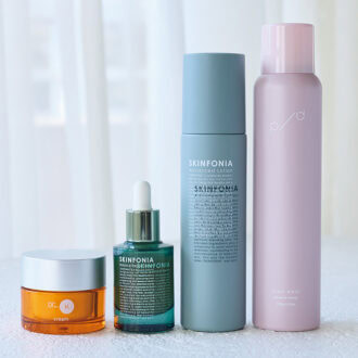 （右から） A. p/d　泡洗顔 120g ¥3,960／PDS Life B. SKINFONIA アドバンスド ローション 150mL ¥3,990／ティエラス C. SKINFONIA バランスリペア セラム 30mL ¥5,490／ティエラス D. ドクターケイ 薬用ABC-Gプレミアム クリームTA ［医薬部外品］30g ¥8,250／ドクターケイ