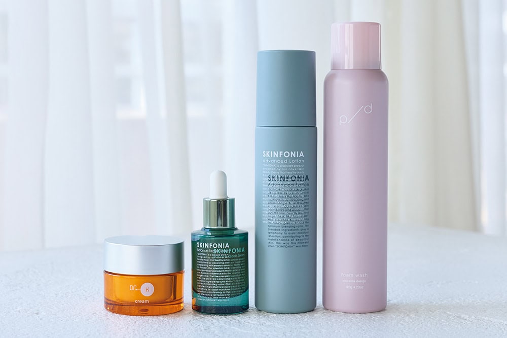 （右から） A. p/d　泡洗顔 120g ¥3,960／PDS Life B. SKINFONIA アドバンスド ローション 150mL ¥3,990／ティエラス C. SKINFONIA バランスリペア セラム 30mL ¥5,490／ティエラス D. ドクターケイ 薬用ABC-Gプレミアム クリームTA ［医薬部外品］30g ¥8,250／ドクターケイ