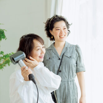 50代のヘアスタイリングは【ドライヤー】【ワックス】を味方につけるべし！　
「素敵！」が叶うスタイリング術