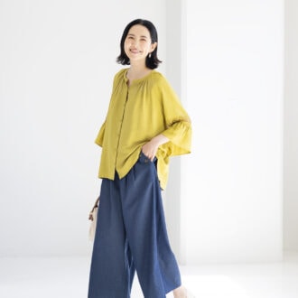 ブラウス￥1,639、スカンツ￥1,990／ともにハレイロ（しまむら）