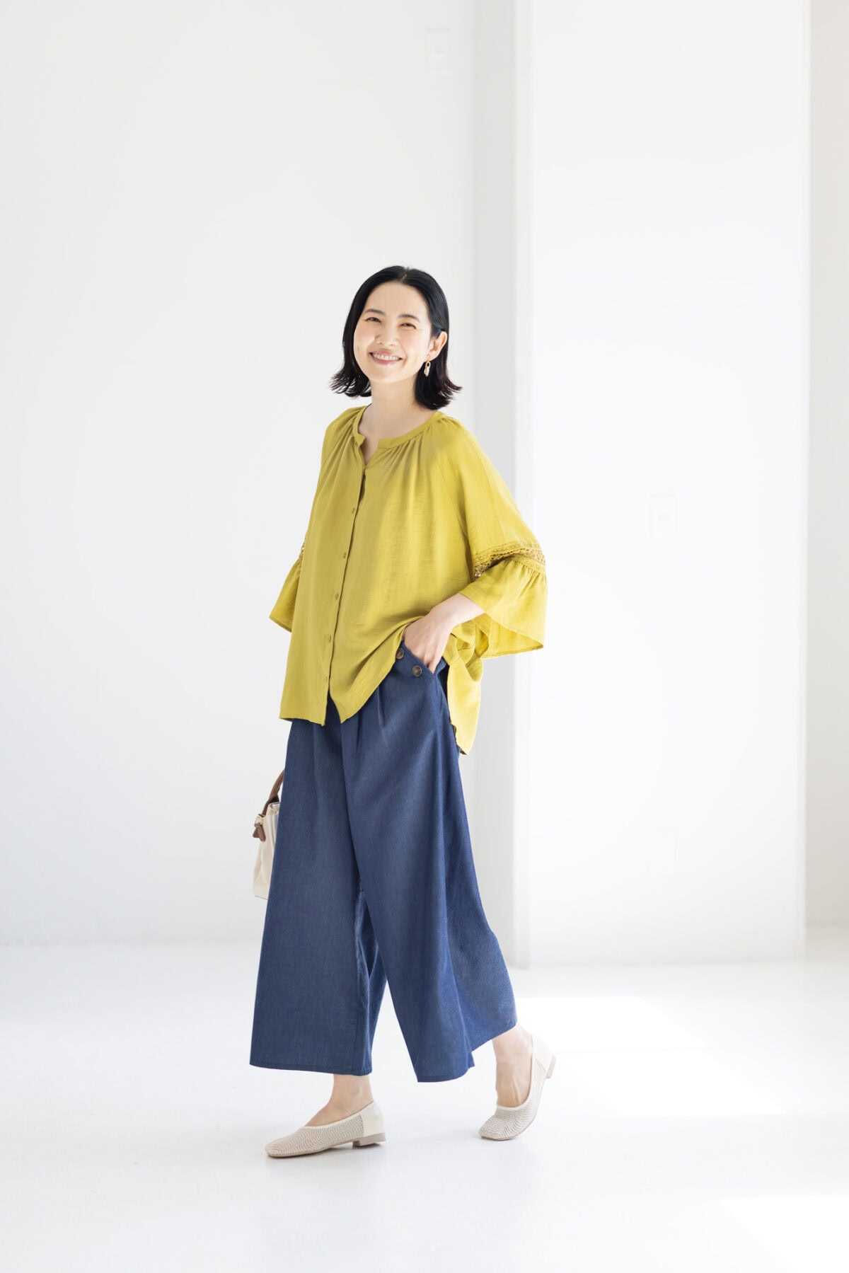 ブラウス¥1,639、スカンツ¥1,990/ともにハレイロ(しまむら)