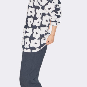 高島縮20/20 スタンドカラーシャツ ゆらり ¥12,900、高島縮20/10 ピケエンボス ワイドパンツ 濡羽色 ¥9,900、シューズAmulet 濡羽色 ¥18,800