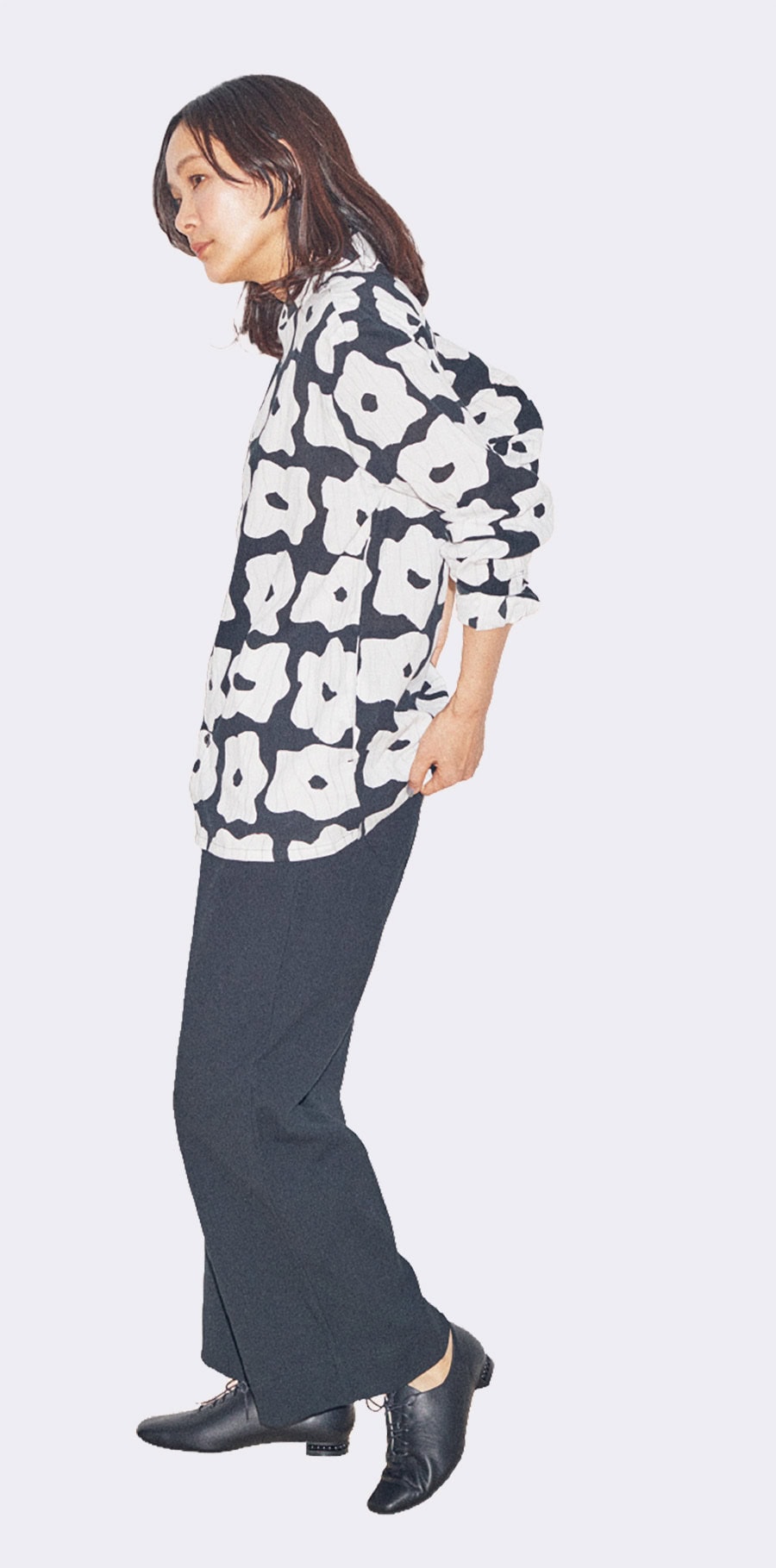 高島縮20/20 スタンドカラーシャツ ゆらり ¥12,900、高島縮20/10 ピケエンボス ワイドパンツ 濡羽色 ¥9,900、シューズAmulet 濡羽色 ¥18,800