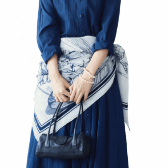 ストール¥15,400／レキップ、ワンピース¥57,300／パドカレ（パドカレ六本木）、パンツ¥53,900／エリテ（ケイエムディーファーム）、バッグ¥40,700／パドカレ（パドカレ六本木）、スリッポン¥42,900／ディヴィナ（金万）、ブレスレット（5本セット）¥19,800／アビステ