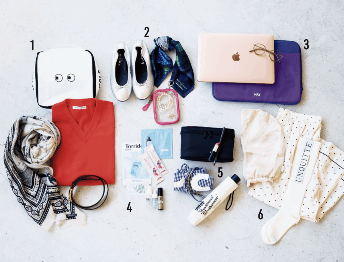 1. 着替えは半袖と長袖を各1枚。寒暖差に応じてアレンジできる大判なスカーフがあると便利。 2. レストランで食事する際は、バレエシューズ、パールアクセ、スカーフで華やかにドレスアップ。 3. 旅先にもパソコン機器は必携。デジタルオフはせず、きれいな景色を眺めながら作業を楽しむ。 4. スキンケアは、使い切りタイプでコンパクトに。ざくろや青汁のサプリで健康管理も忘れずに。 5. 化粧ポーチは、普段使っているものをそのまま携帯。晴雨兼用の傘、エコバッグは外出時に必携。 6. 寝ぐせ防止のナイトキャップとパジャマはシルクで心地よく。着圧ソックスでむくみケアも。