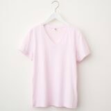 【ユニクロで指名買い】50代が選ぶべき１着
大人のTシャツ、気分はクルーネックからVネックへ
