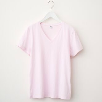 【ユニクロで指名買い】50代が選ぶべき１着
大人のTシャツ、気分はクルーネックからVネックへ