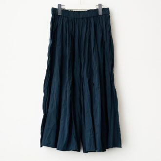 【無印良品で指名買い】50代が選ぶべき一着！ 旅行先でも大活躍するイージーケアのスカートパンツ