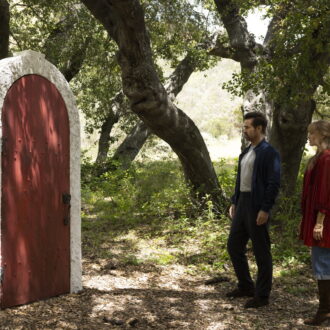 奇妙なドアでタイムスリップ。『ビューティフル・ジャーニー ふたりの時空旅行』© 2025 30West BBBJ, LLC. All Rights Reserved.