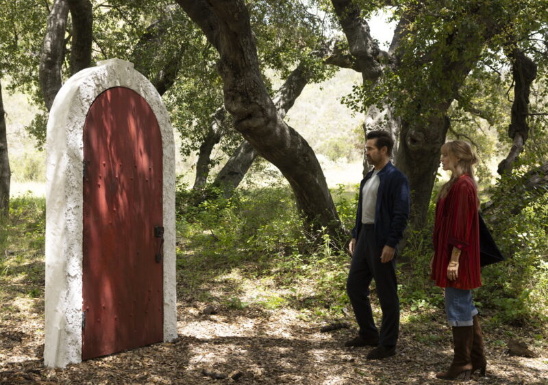 奇妙なドアでタイムスリップ。『ビューティフル・ジャーニー ふたりの時空旅行』© 2025 30West BBBJ, LLC. All Rights Reserved.