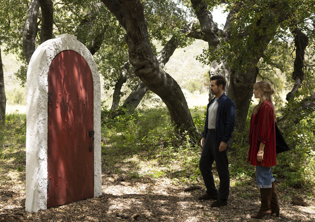 奇妙なドアでタイムスリップ。『ビューティフル・ジャーニー ふたりの時空旅行』© 2025 30West BBBJ, LLC. All Rights Reserved.