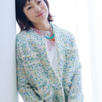 ジャケット￥152,900、パンツ￥53,900／ともにドゥロワー（ドゥロワー 青山店）、トップス ¥75,900／シー ニューヨーク（エスアンドティ）、ピンクとブルーの2連ネックレス¥40,700、結晶のネックレス¥44,000／ともにフローリアン（アッシュ・ペー・フランス）