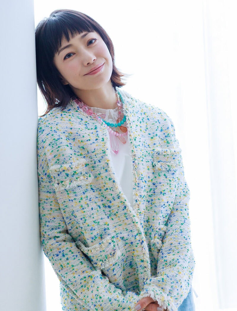 ジャケット¥152,900、パンツ¥53,900/ともにドゥロワー(ドゥロワー 青山店)、トップス ¥75,900/シー ニューヨーク(エスアンドティ)、ピンクとブルーの2連ネックレス¥40,700、結晶のネックレス¥44,000/ともにフローリアン(アッシュ・ペー・フランス)