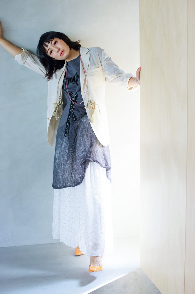 ジャケット¥97,900/ミラ ショーン バイ チカ キサダ(コロネット)、Tシャツ¥132,000/チカ キサダ、スカート¥130,900 /ドゥロワー(ドゥロワー 青山店)、フローラルモチーフネックレス¥13,200/マージ(エスアンドティ)、ロングネックレス¥47,300 /フローリアン、イヤカフ右耳¥9,900、ピンクのブレスレット¥34,100、ブルーのブレスレット¥36,300/すべてジェム・キングダム(すべてアッシュ・ペー・フランス)、シューズ¥59,400 /ペリーコ(アマン)