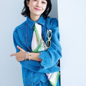 シャツ￥53,900、パンツ￥50,600／ともにステラ・ノヴァ、スカーフ￥19,800 ／マルフロイ ミリオン、イヤカフ右耳上￥9,900、右耳下￥9,900、左耳￥9,900、ピンクのブレスレット￥34,100、ブルーのブレスレット￥36,300／すべてジェム・キングダム、ネックレス￥47,300／フローリアン、パールのブレスレッ￥19,800 ／ナッシュ（すべてアッシュ・ペー・フランス）、サングラス￥34,400 ／ジェントルモンスター（エム）