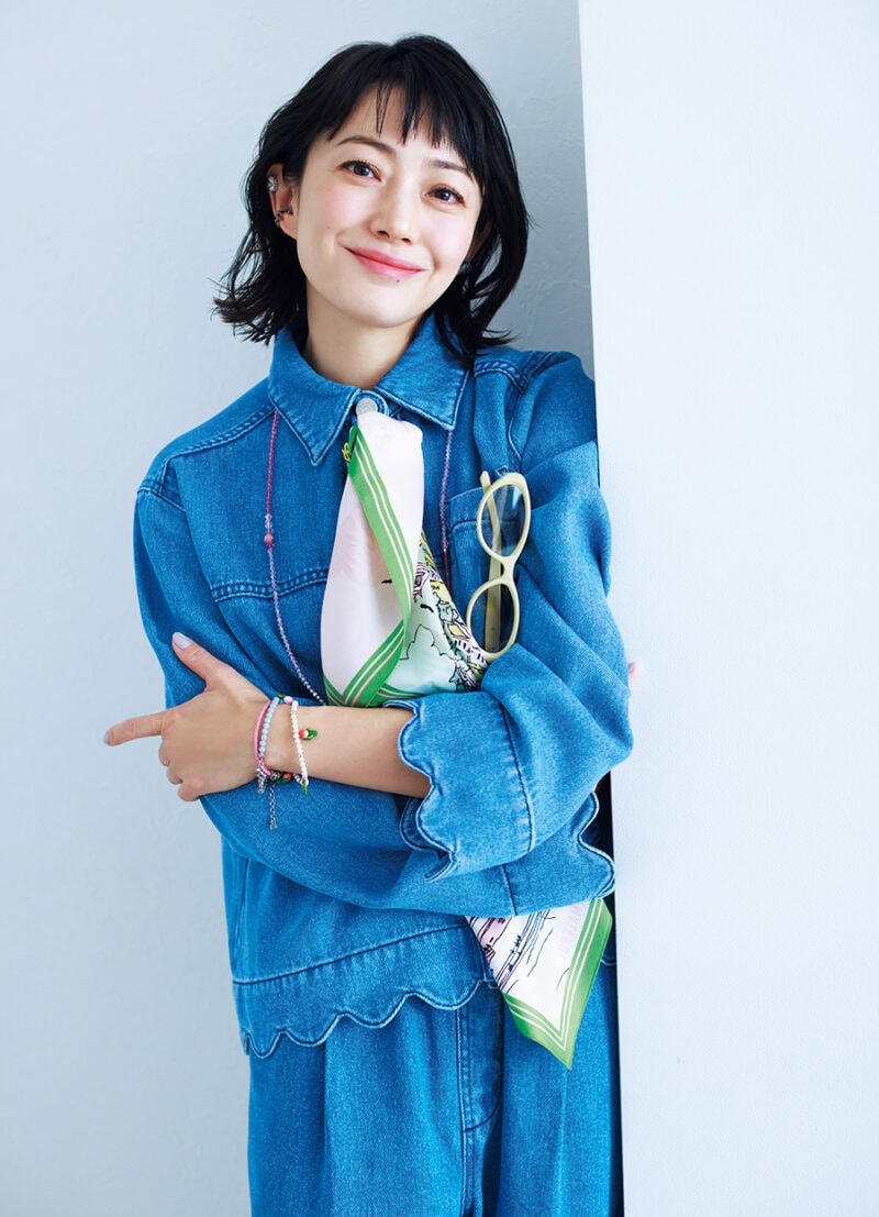 シャツ¥53,900、パンツ¥50,600/ともにステラ・ノヴァ、スカーフ¥19,800 /マルフロイ ミリオン、イヤカフ右耳上¥9,900、右耳下¥9,900、左耳¥9,900、ピンクのブレスレット¥34,100、ブルーのブレスレット¥36,300/すべてジェム・キングダム、ネックレス¥47,300/フローリアン、パールのブレスレッ¥19,800 /ナッシュ(すべてアッシュ・ペー・フランス)、サングラス¥34,400 /ジェントルモンスター(エム)