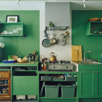 料理家のキッチンを細かく拝見！
「DIYで自分仕様の空間に。縦長スペースを効率よく」