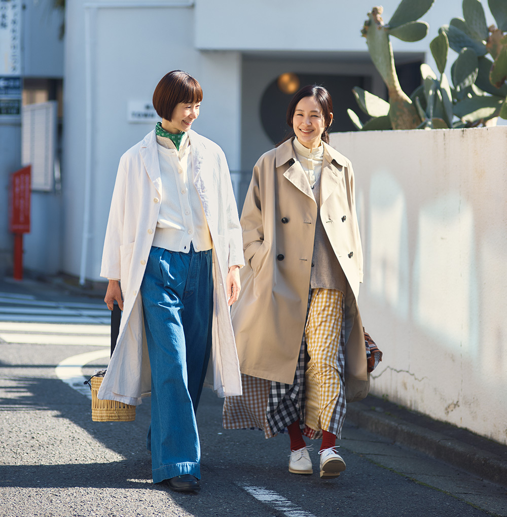 (右)コート¥67,100/ヤエカ カンバス デザイン(ヤエカ)、カーディガン¥18,700/ハリス(金万)、シャツ¥39,600/プレインピープル(プレインピープル青山)、デニムパンツ¥35,200/エリテ(ケイエムディーファーム)、かごバッグ¥13,200/ケッシュ ル エッセンシャル(ザ エディット ストア)、スカーフ¥11,000/ネストローブ(ネストローブ 表参道店)、シューズ¥22,000/ロワズィール (左)コート¥67,100/ヤエカ カンバス デザイン(ヤエカ)、カーディガン¥18,700/ハリス(金万)、シャツ¥39,600/プレインピープル(プレインピープル青山)、デニムパンツ¥35,200/エリテ(ケイエムディーファーム)、かごバッグ¥13,200/ケッシュ ル エッセンシャル(ザ エディット ストア)、スカーフ¥11,000/ネストローブ(ネストローブ 表参道店)、シューズ¥22,000/ロワズィール