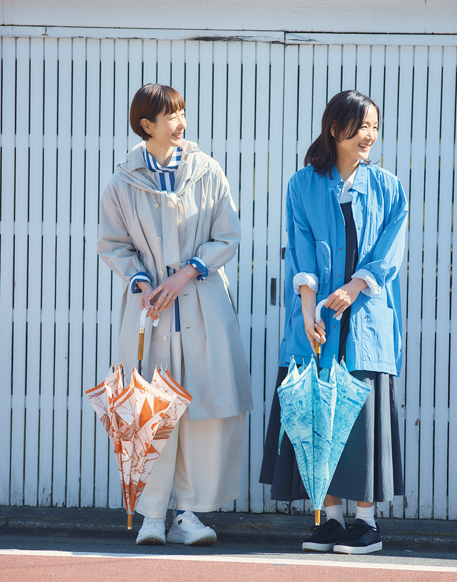 （右）ジャケット¥35,200／エフシーイー®️（エフシーイーフラッグシップストアトウキョウ）、ノースリーブワンピース¥58,300／デ・ドゥエ（アッシュ・ペー・フランス）、シャツ¥40,700／コンテンポ（ヤエカ ホーム ストア）、スニーカー¥26,400／クレイ（リーガルコーポレーション）、傘¥19,800／マニプリ （左）コート¥75,900／パドカレ（パドカレ六本木）、シャツ¥41,800／プレインピープル（プレインピープル青山）、パンツ¥23,100／ロワズィール、スニーカー¥22,000／ホカ®️（デッカーズジャパン）、傘¥19,800／マニプリ