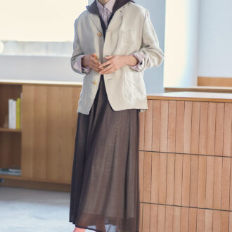 ジャケット¥74,800/ナイジェル・ケーボンウーマン( アウターリミッツ)、メガネ¥19,800/ザ ベッドフォード ホテル(キングスター)、パーカ¥12,100、シャツ¥16,500/ともにノーク、スカート¥35,200/アンフィル、シューズ¥39,600/ジャランスリウァヤ(ジャランスリウァヤ 日本橋)