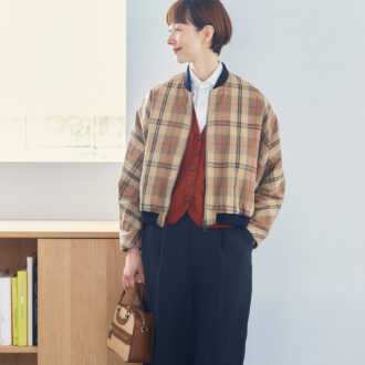 ブルゾン¥68,200/エンダレンス、ベスト¥17,000/クレプスキュール(オーバーリバー)、シャツ¥26,400/ティッカ、ハーフパンツ¥26,400/ロワズィール、バッグ¥91,300/ジャック・ル・コー(アッシュ・ペー・フランス)