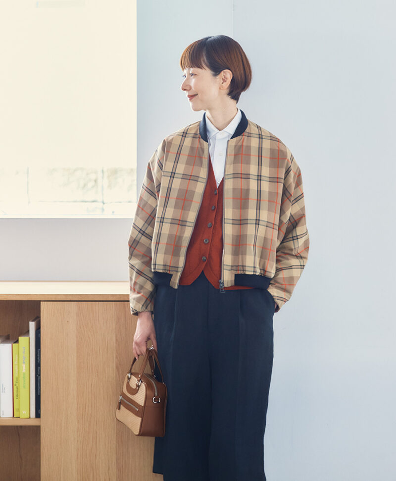 ブルゾン¥68,200/エンダレンス、ベスト¥17,000/クレプスキュール(オーバーリバー)、シャツ¥26,400/ティッカ、ハーフパンツ¥26,400/ロワズィール、バッグ¥91,300/ジャック・ル・コー(アッシュ・ペー・フランス)