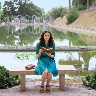 亡き母の日記を読むヒロイン。Netflix映画『ラブ＆ジェラート』独占配信中