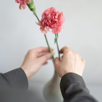 数輪のカーネーションをいけ、花びらの重なりを楽しんで