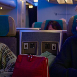 空港で出会った二人は再会できる？Netflix映画『カレとカノジョの確率』独占配信中