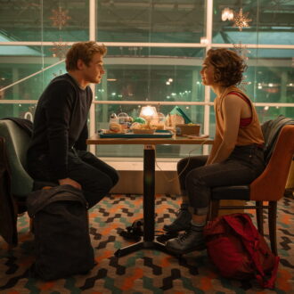 ヒロイン役はヘイリー・ルー・リチャードソン、出会う青年役はベン・ハーディ。Netflix映画『カレとカノジョの確率』独占配信中